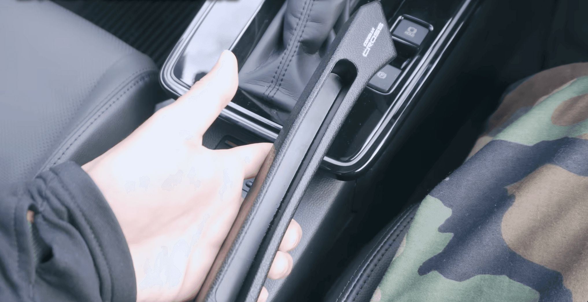 新型カローラクロス用シート隙間クッション導入|小銭・スマホ落下防止でストレス解消レビュー